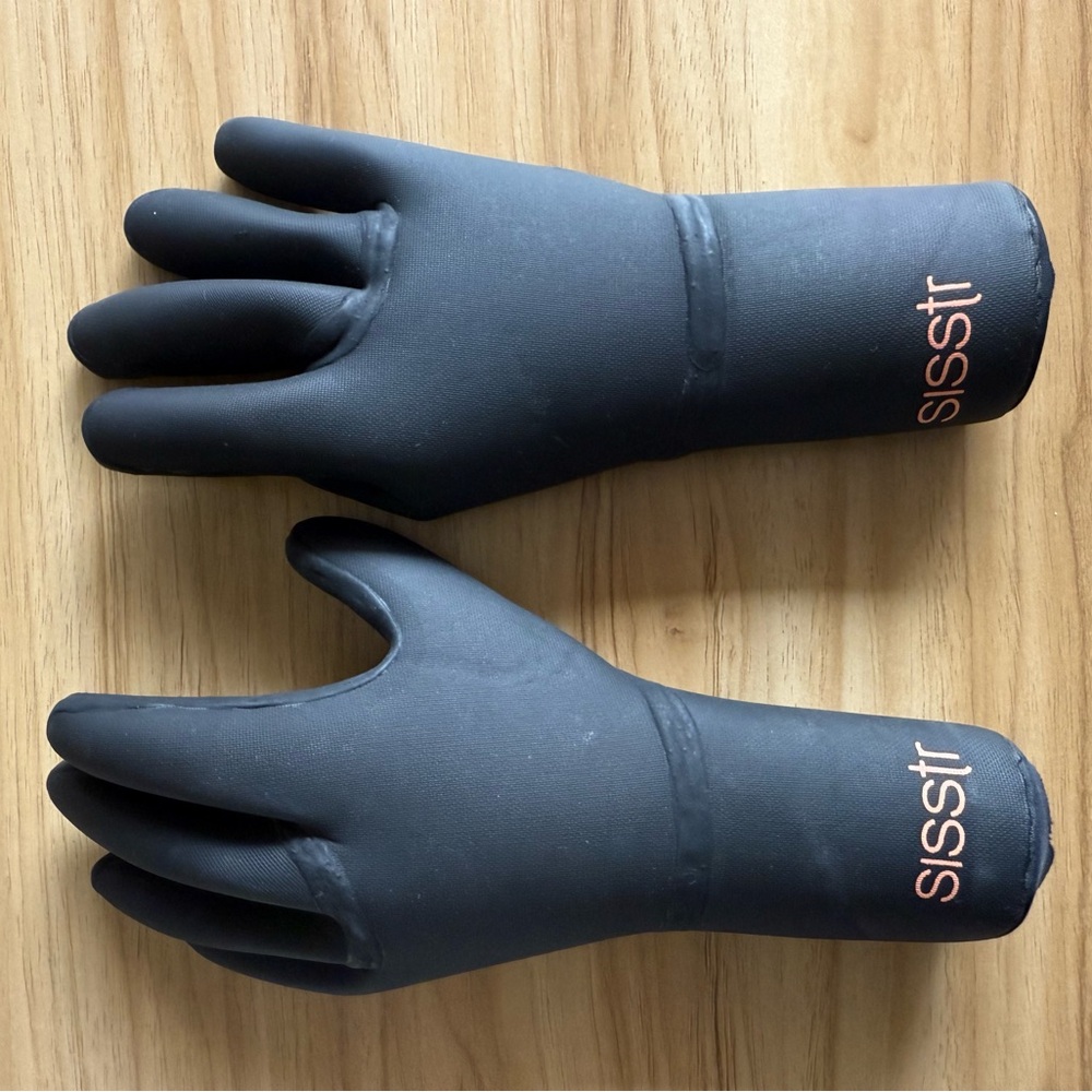 Sisstr Black Surf Gloves